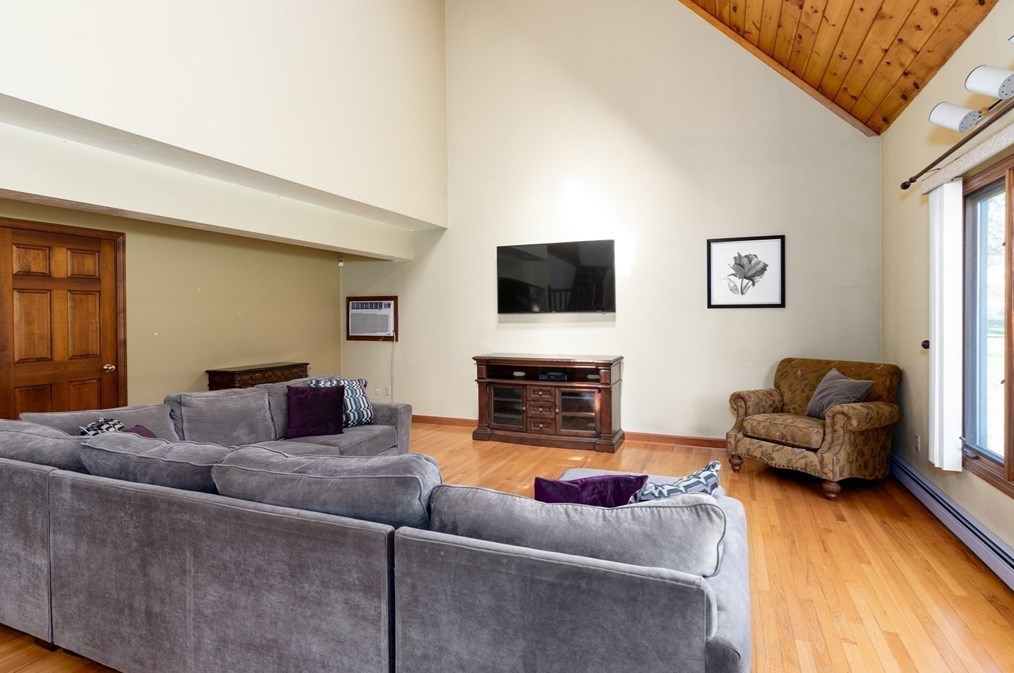 27 Dudley Rd, Sutton MA 01590-3037 exterior