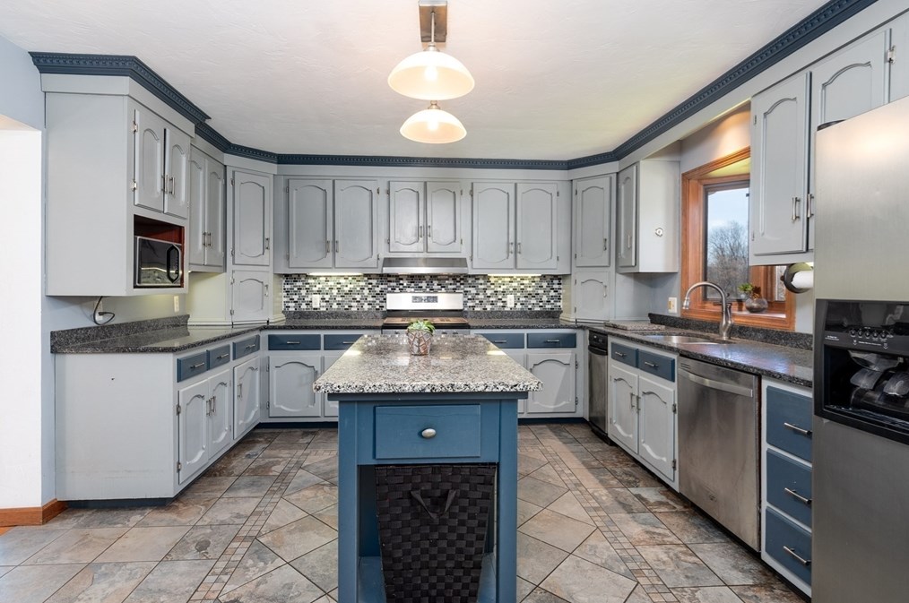 27 Dudley Rd, Sutton MA 01590-3037 exterior