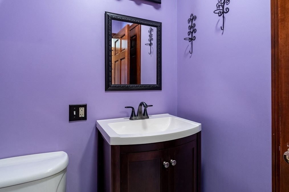 27 Dudley Rd, Sutton MA 01590-3037 exterior