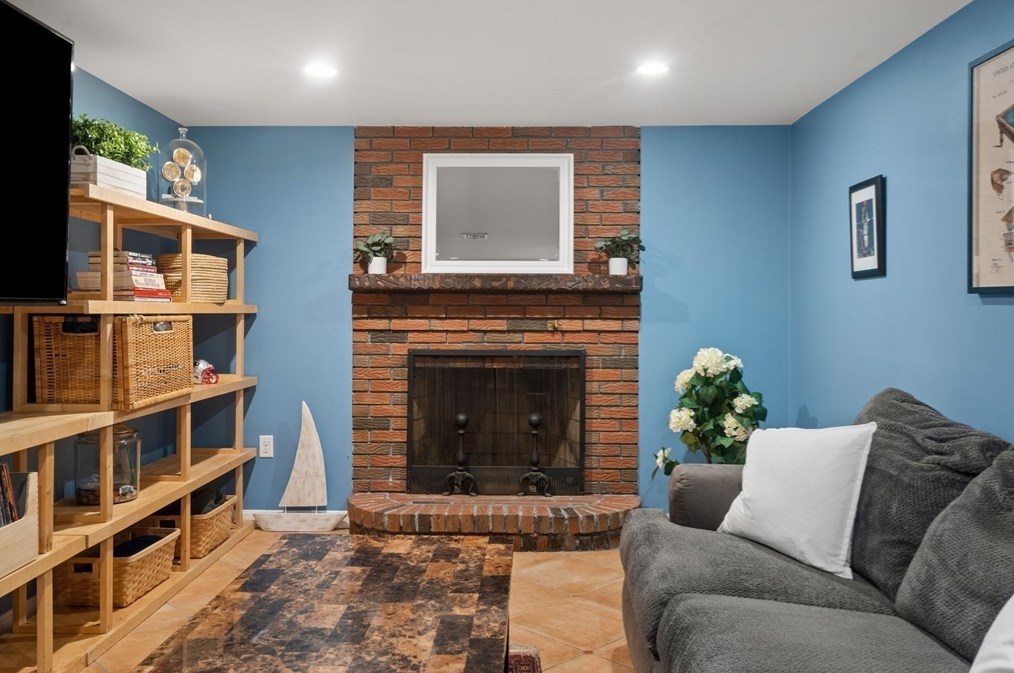 90 Drake Rd, Burlington MA 01803-1865 exterior