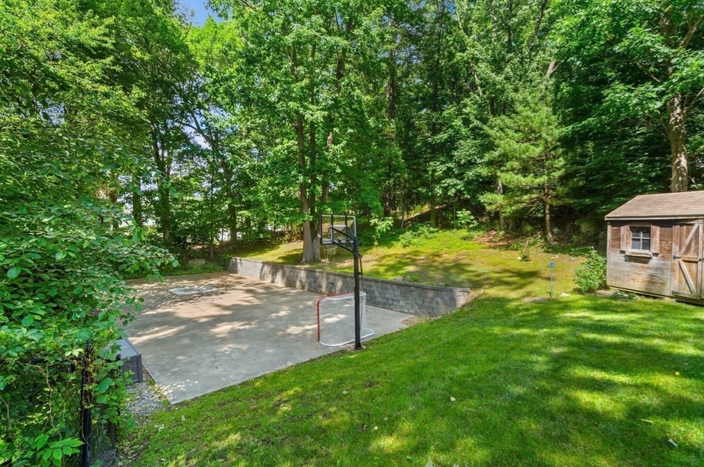 90 Drake Rd, Burlington MA 01803-1865 exterior