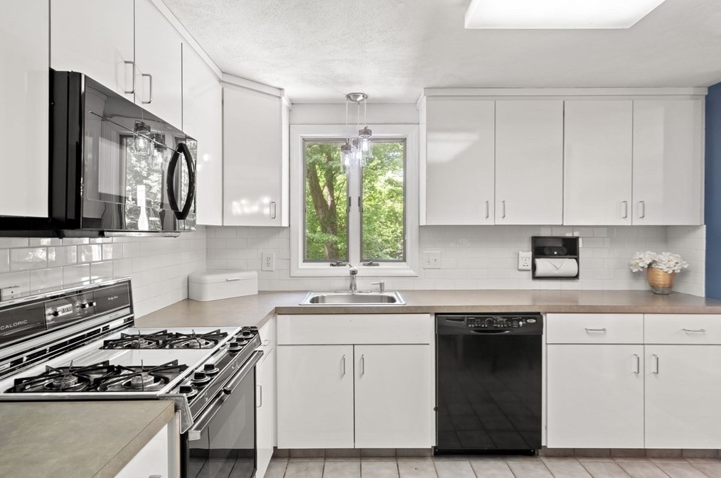 90 Drake Rd, Burlington MA 01803-1865 exterior