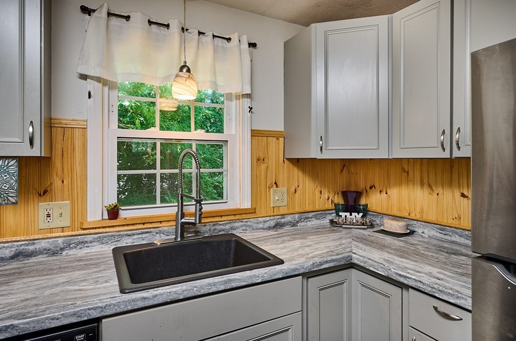 70 Tallyho Dr, Springfield MA 01118-1943 exterior