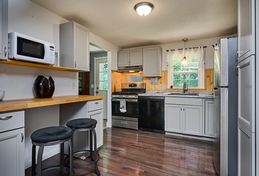 70 Tallyho Dr, Springfield MA 01118-1943 exterior