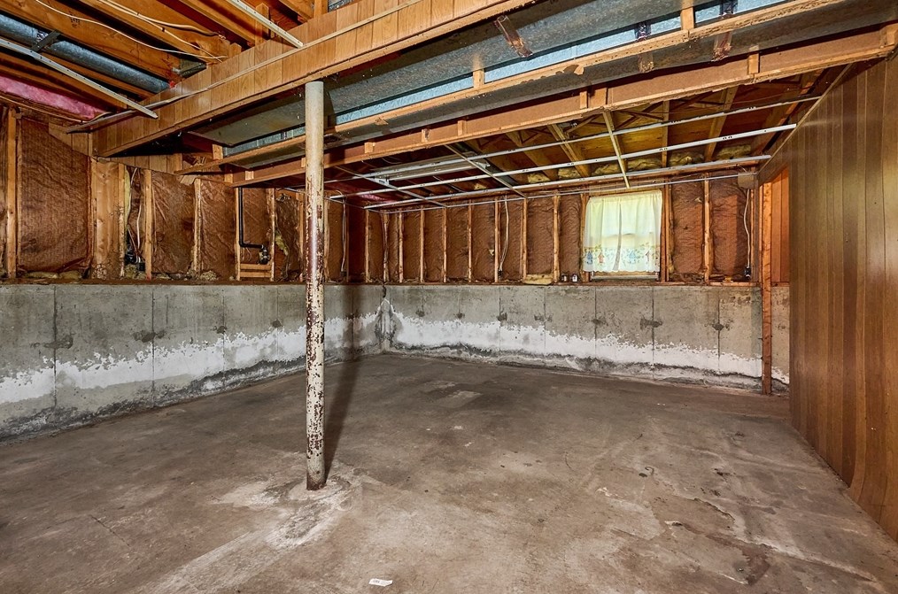 70 Tallyho Dr, Springfield MA 01118-1943 exterior