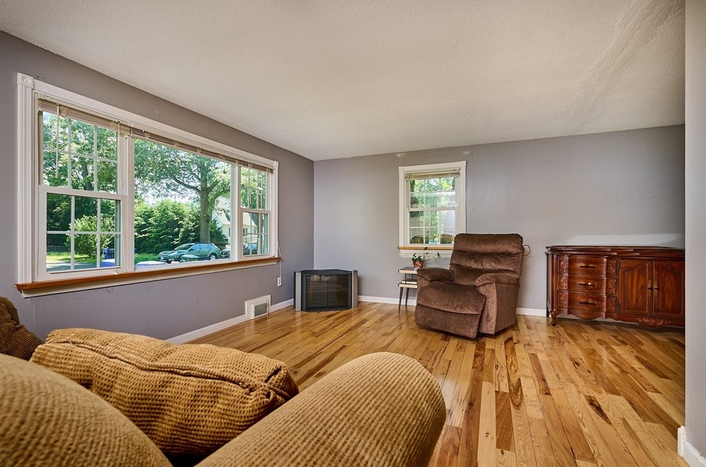 70 Tallyho Dr, Springfield MA 01118-1943 exterior