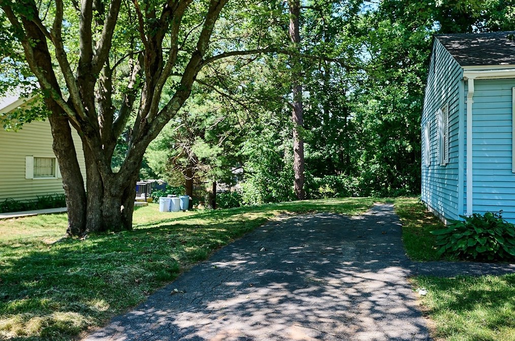 70 Tallyho Dr, Springfield MA 01118-1943 exterior