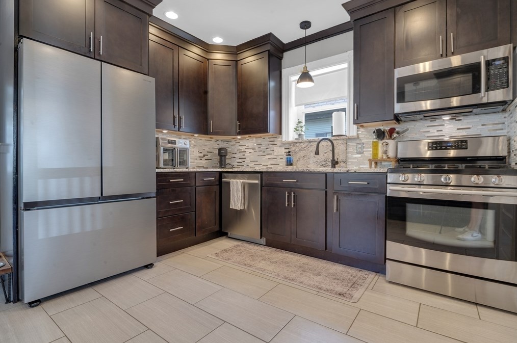 21 Tremont St, New Bedford MA 02740-3714 exterior