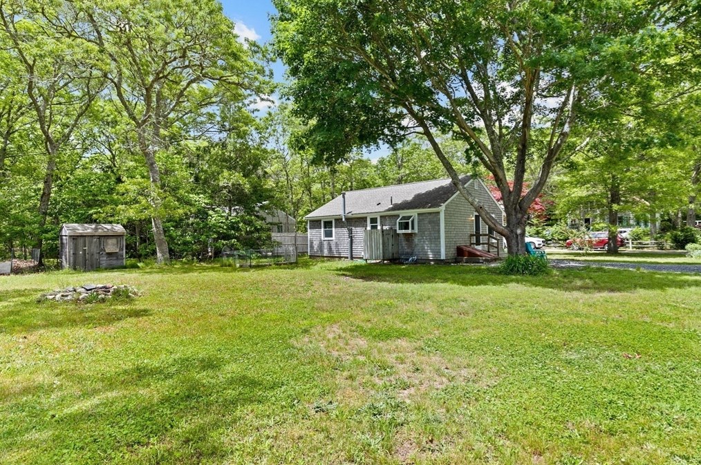 11 Brothers Ln, Harwich MA 02645-1509 exterior