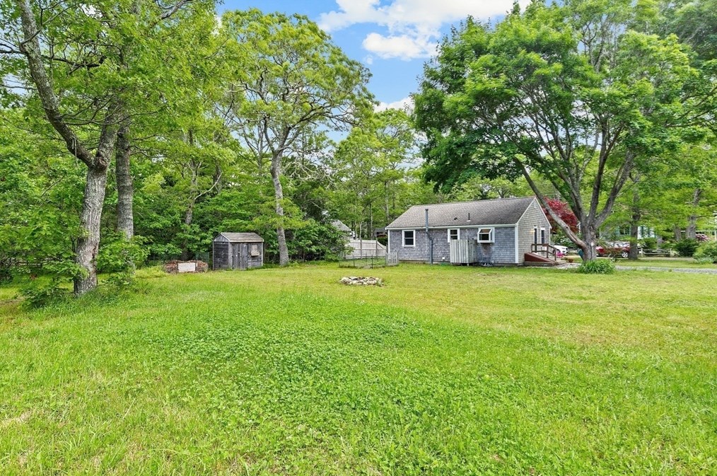 11 Brothers Ln, Harwich MA 02645-1509 exterior