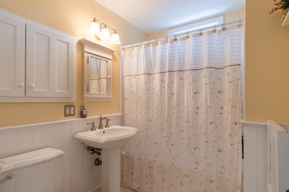 160 Abbott St, Springfield MA  01118-1601 exterior