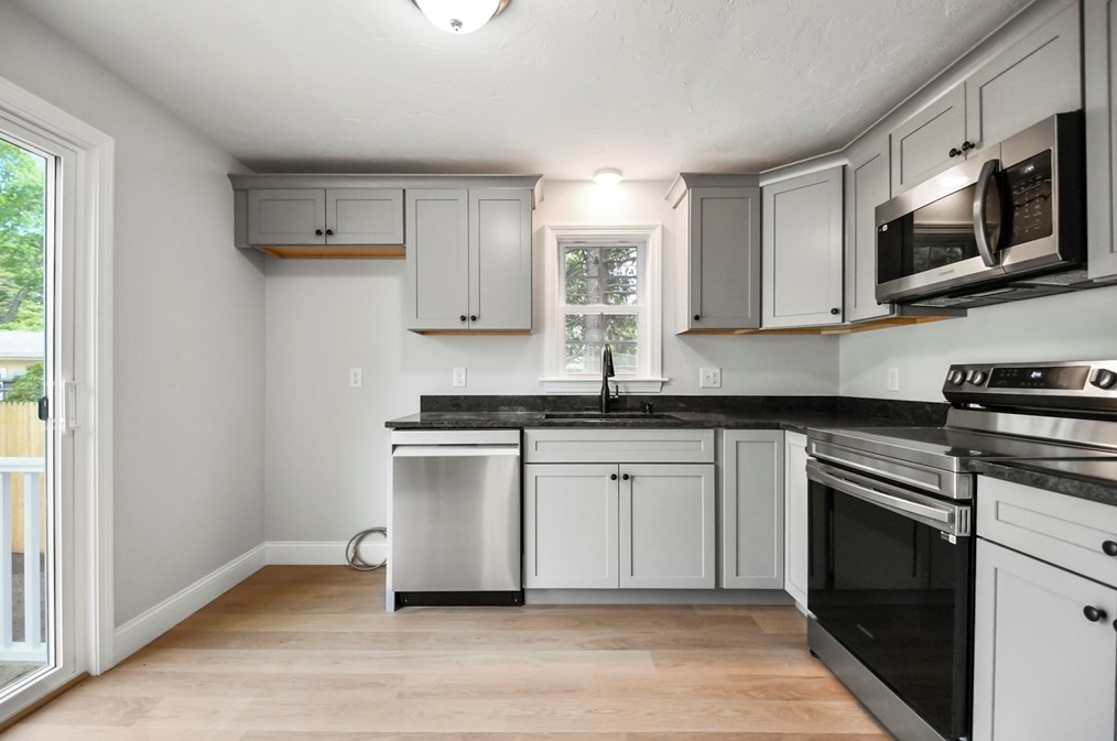 8 Milford St, Plymouth MA 02360-5722 exterior