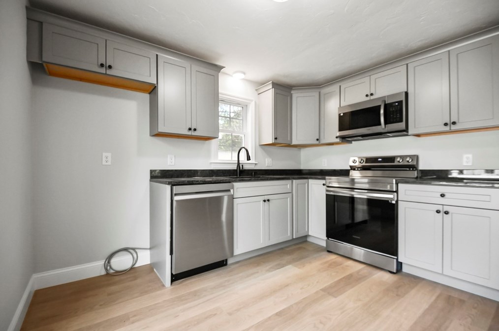 8 Milford St, Plymouth MA 02360-5722 exterior