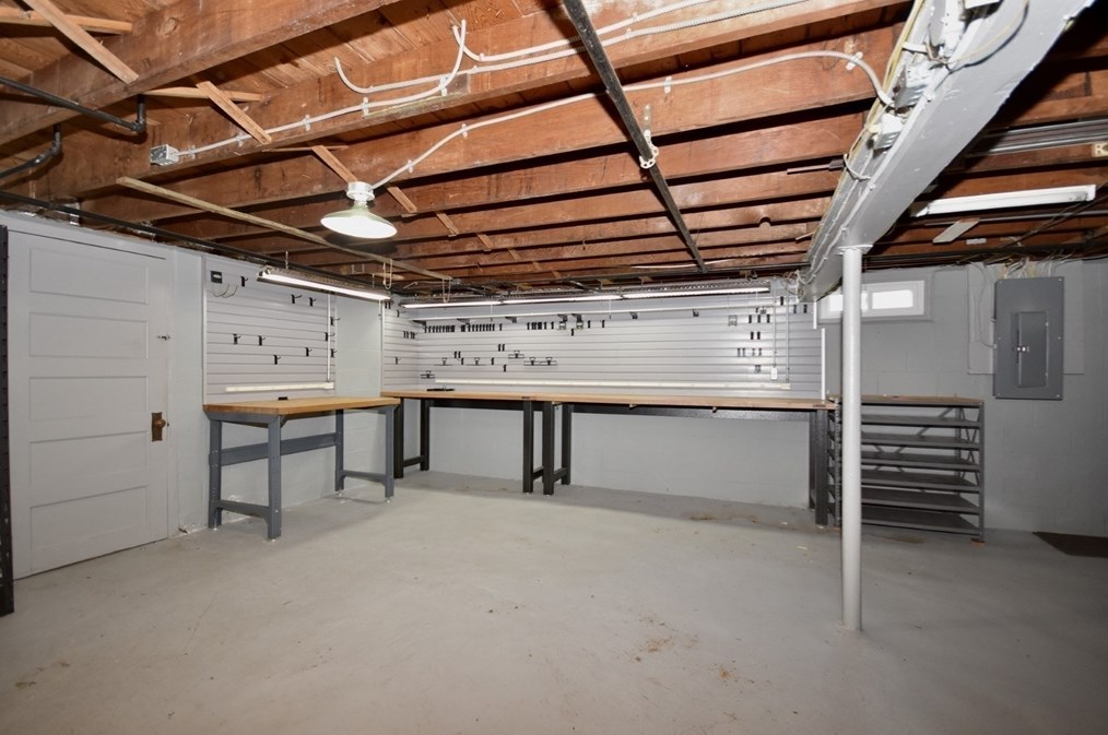 1053 Dewey St, New Bedford MA 02745-1521 exterior