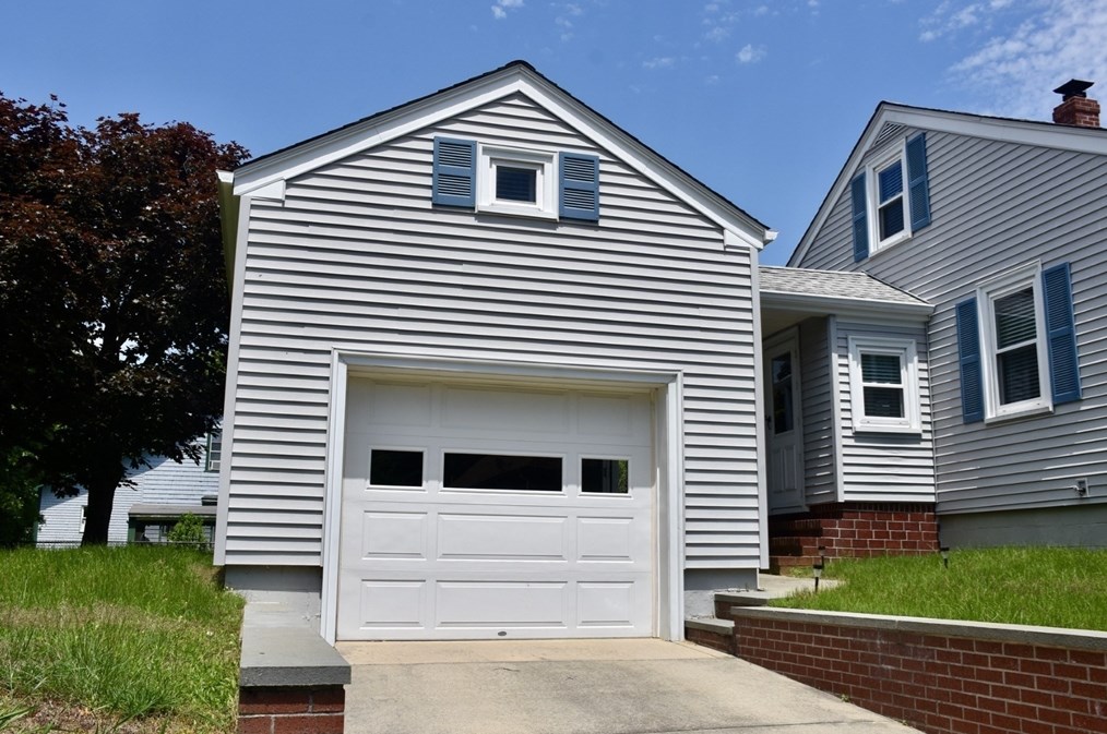 1053 Dewey St, New Bedford MA 02745-1521 exterior