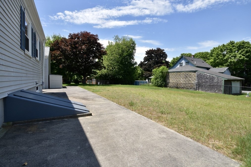 1053 Dewey St, New Bedford MA 02745-1521 exterior