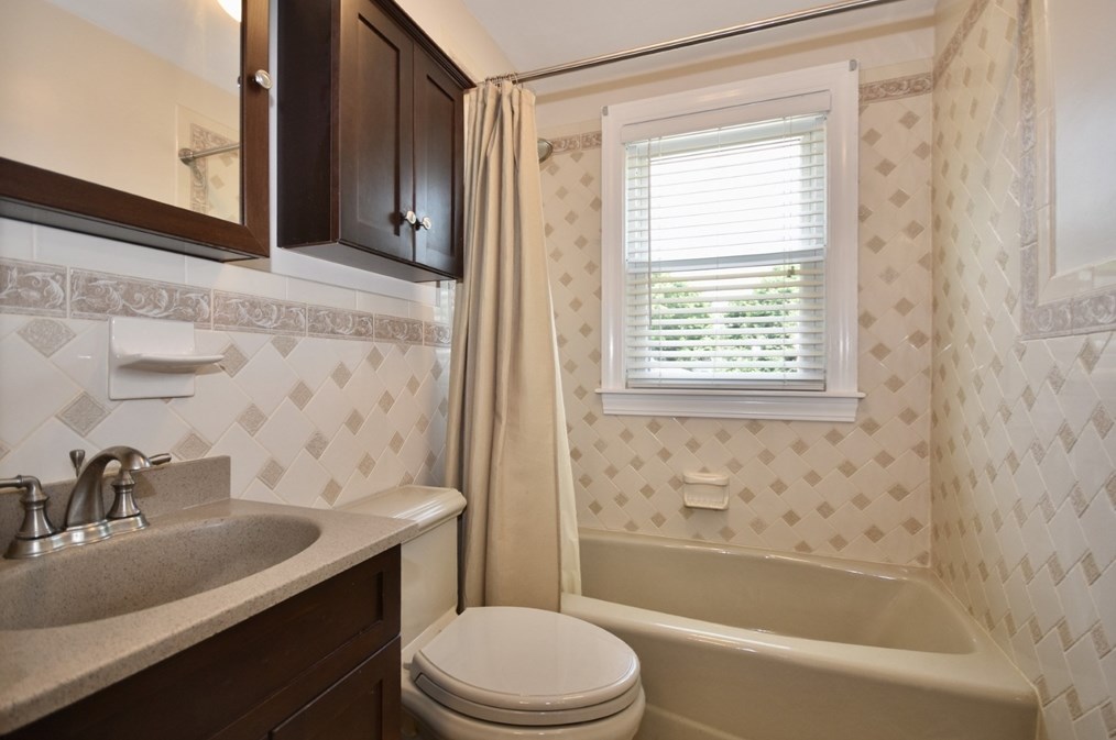 1053 Dewey St, New Bedford MA 02745-1521 exterior