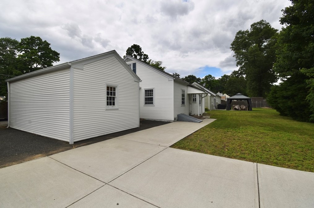 17 Old Brk Rd, Springfield MA 01118-1411 exterior