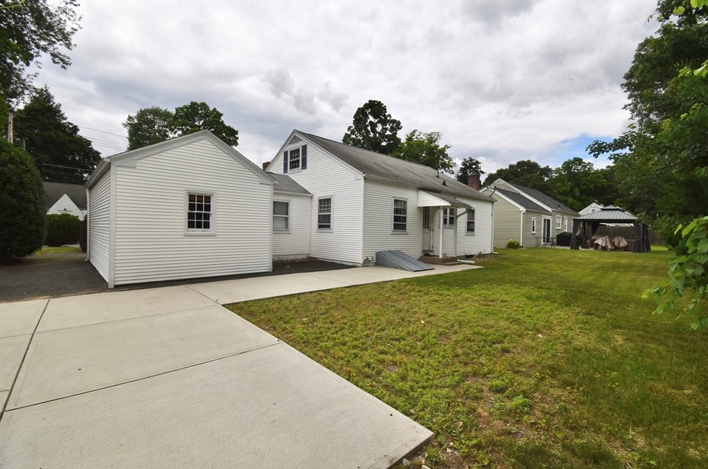 17 Old Brk Rd, Springfield MA 01118-1411 exterior