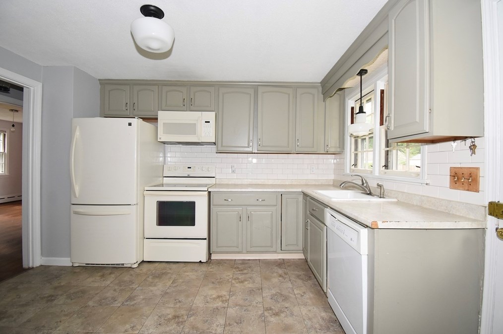 17 Old Brk Rd, Springfield MA 01118-1411 exterior