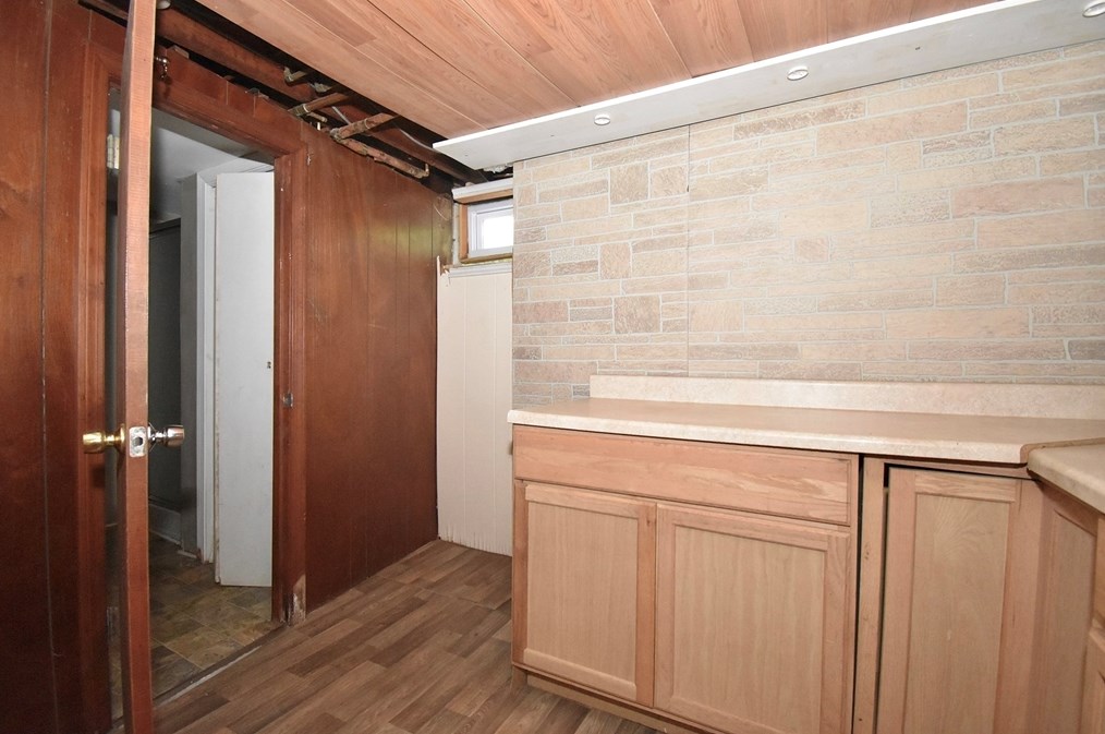 17 Old Brk Rd, Springfield MA 01118-1411 exterior