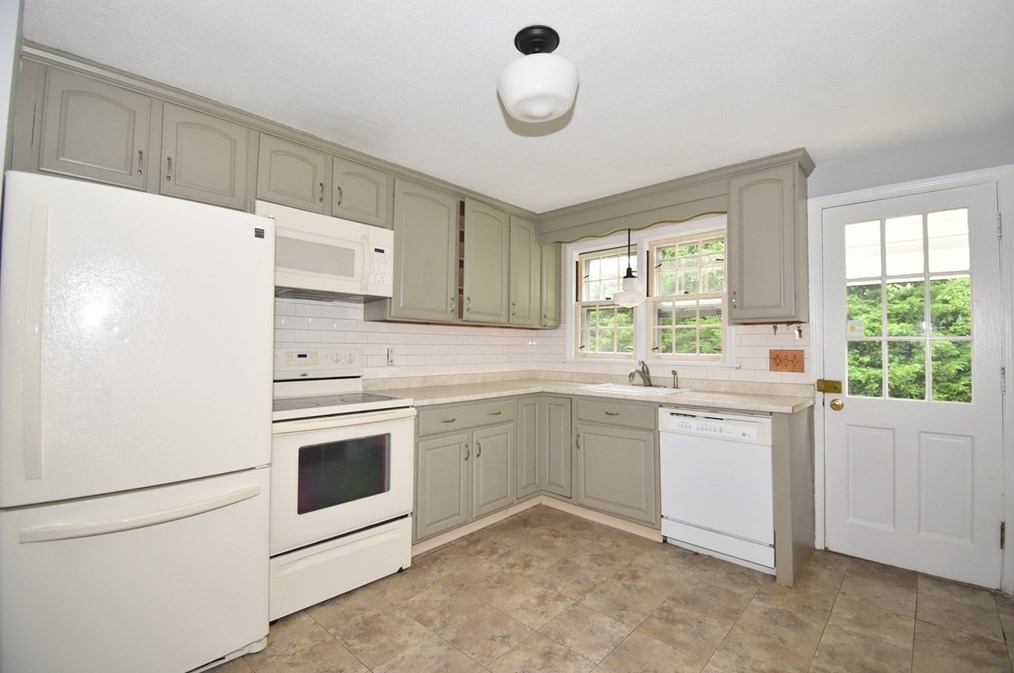 17 Old Brk Rd, Springfield MA 01118-1411 exterior