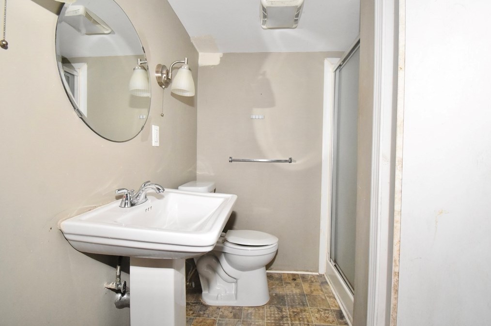 17 Old Brk Rd, Springfield MA 01118-1411 exterior