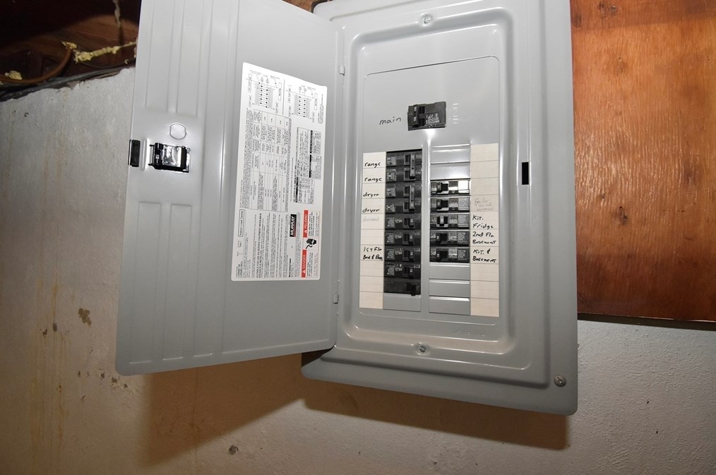 17 Old Brk Rd, Springfield MA 01118-1411 exterior