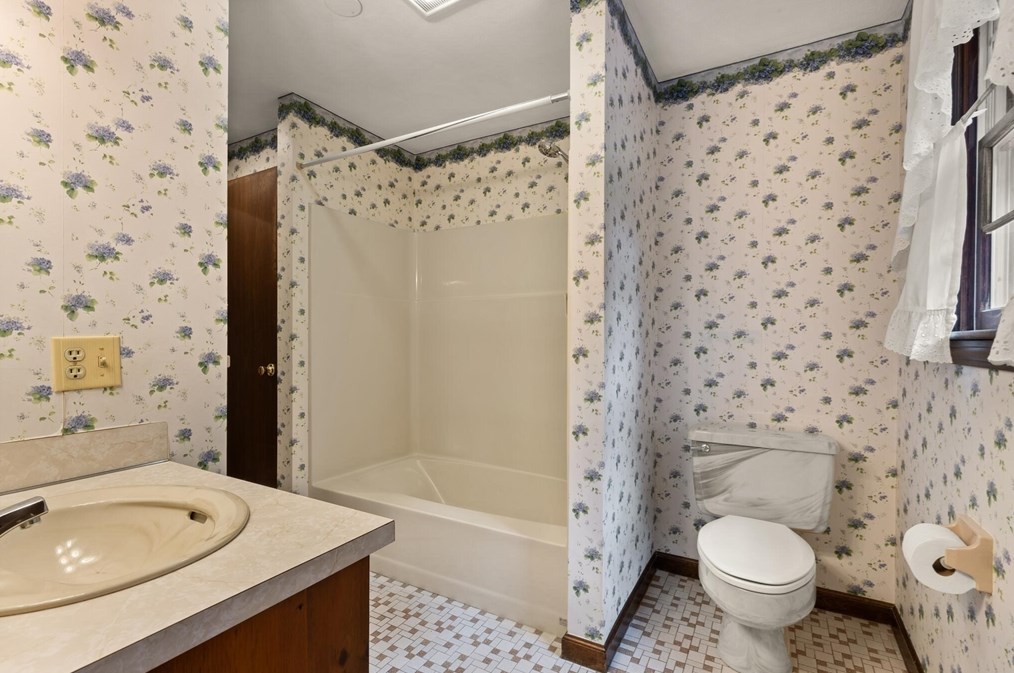 64 Marshall St, Holliston MA 01746-1439 exterior