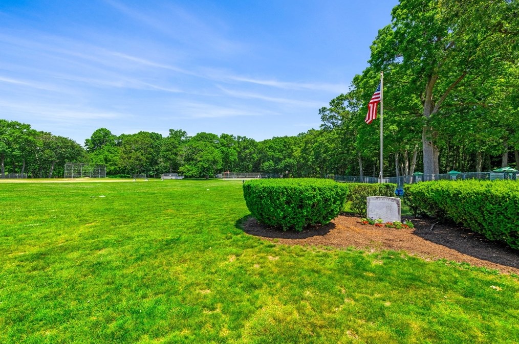 5 Bencliffe Cir, Newton MA 02466-1101 exterior