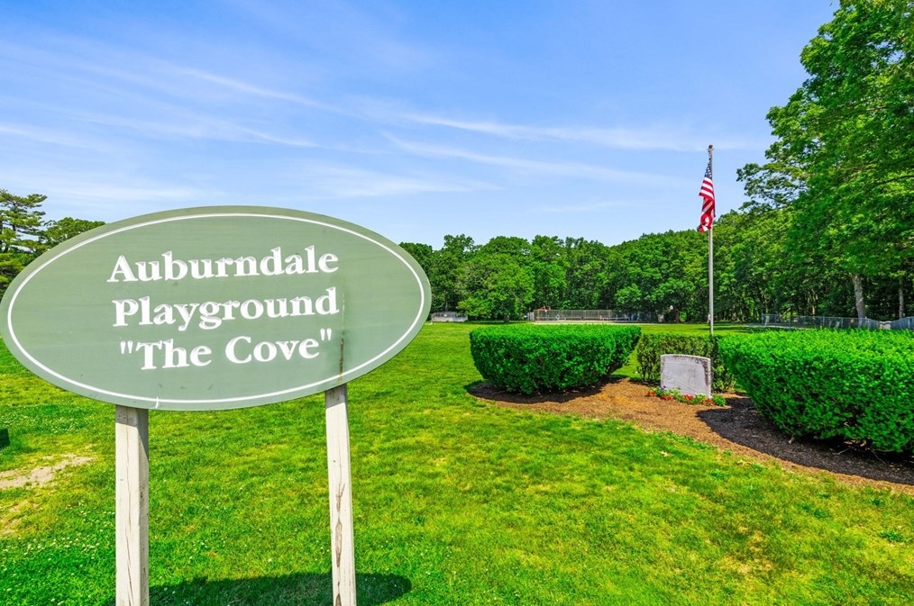 5 Bencliffe Cir, Newton MA 02466-1101 exterior