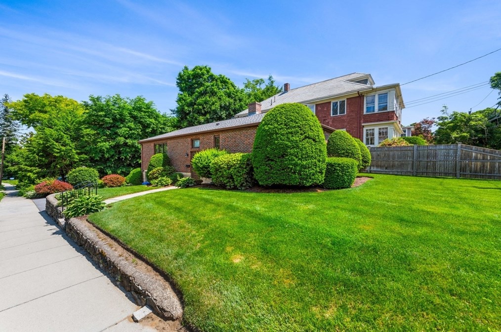 5 Bencliffe Cir, Newton MA 02466-1101 exterior