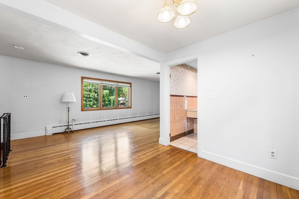 5 Bencliffe Cir, Newton MA 02466-1101 exterior