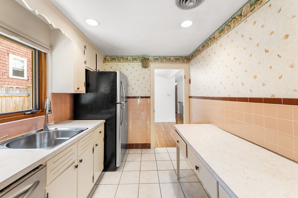 5 Bencliffe Cir, Newton MA 02466-1101 exterior