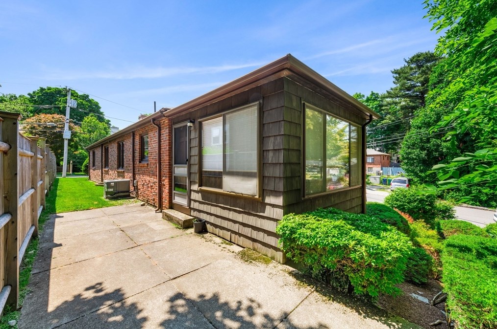 5 Bencliffe Cir, Newton MA 02466-1101 exterior