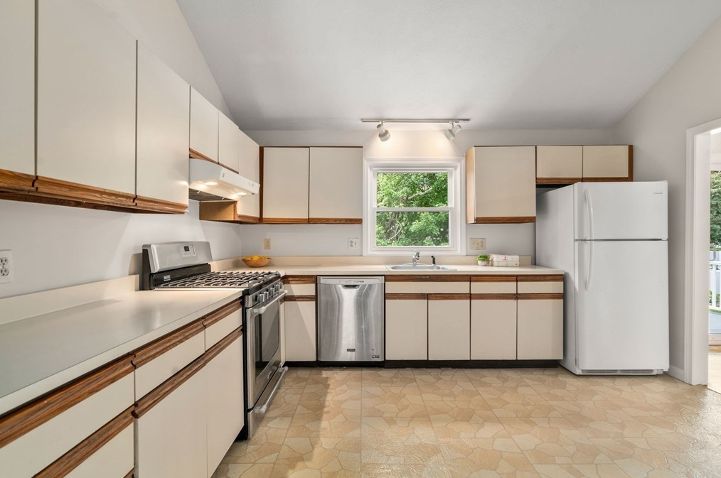 16 Shelley Rd, Arlington MA 02476-7072 exterior