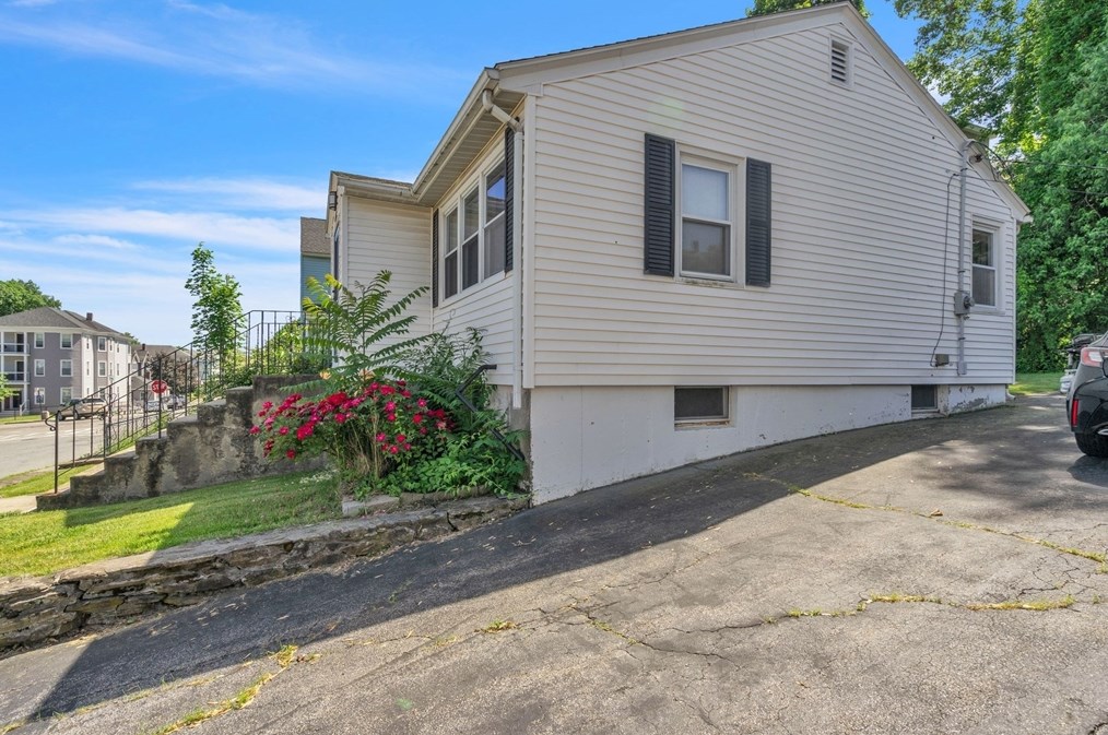 88 Pilgrim Ave, Worcester MA  01604-3058 exterior