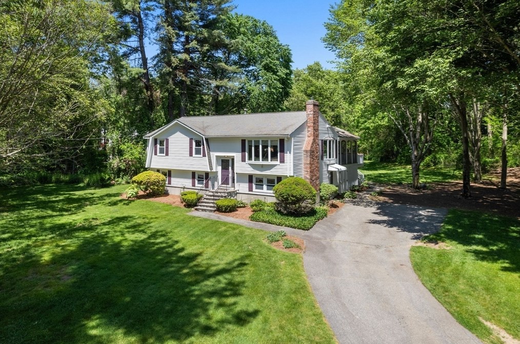 39 Dudley Rd, Billerica MA 01821-4132 exterior