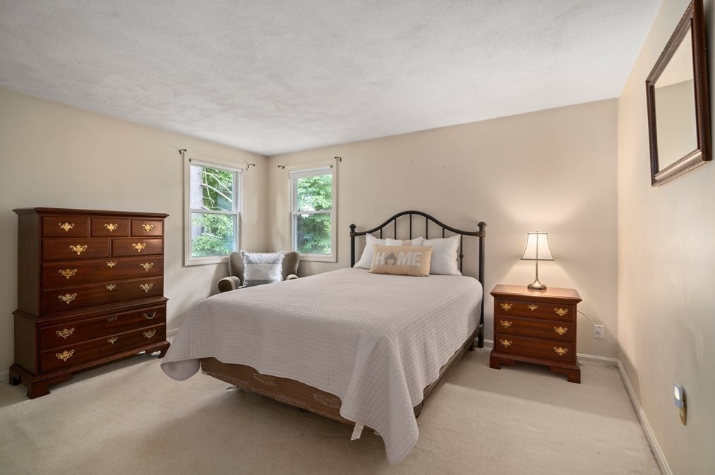 39 Dudley Rd, Billerica MA 01821-4132 exterior