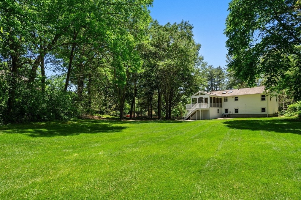 39 Dudley Rd, Billerica MA 01821-4132 exterior