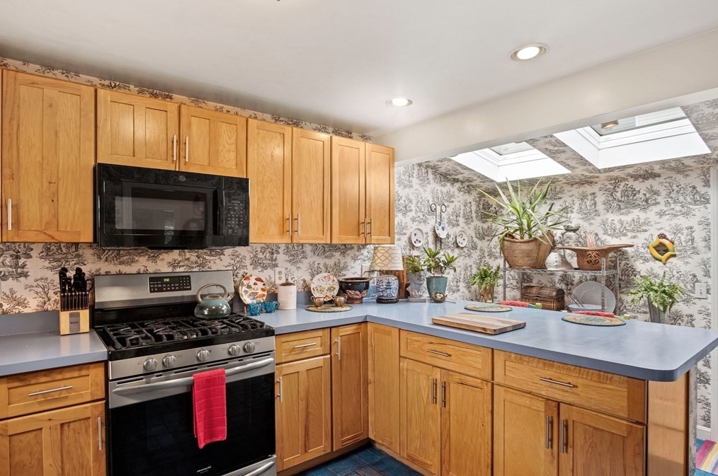 49 Sturgis St, Woburn MA 01801-4822 exterior