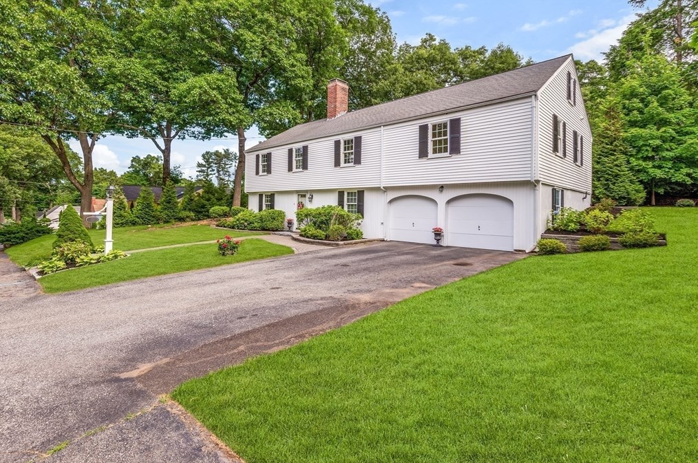 6 Robin Rd, Lynnfield MA 01940-2248 exterior