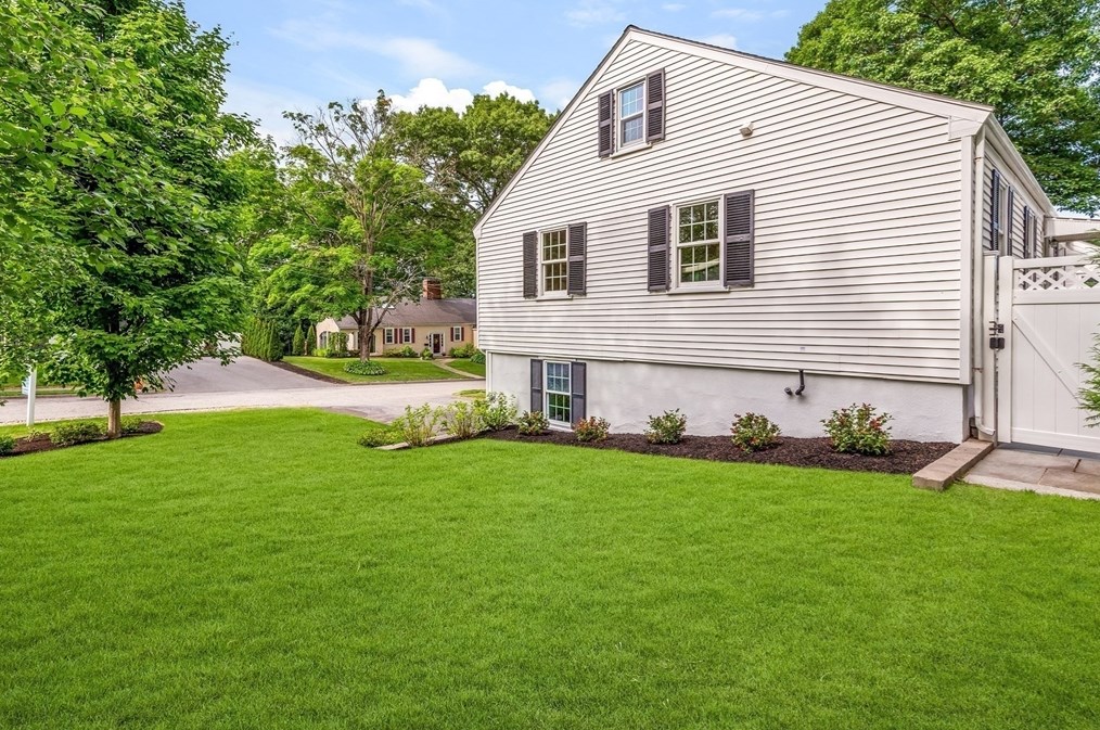 6 Robin Rd, Lynnfield MA 01940-2248 exterior