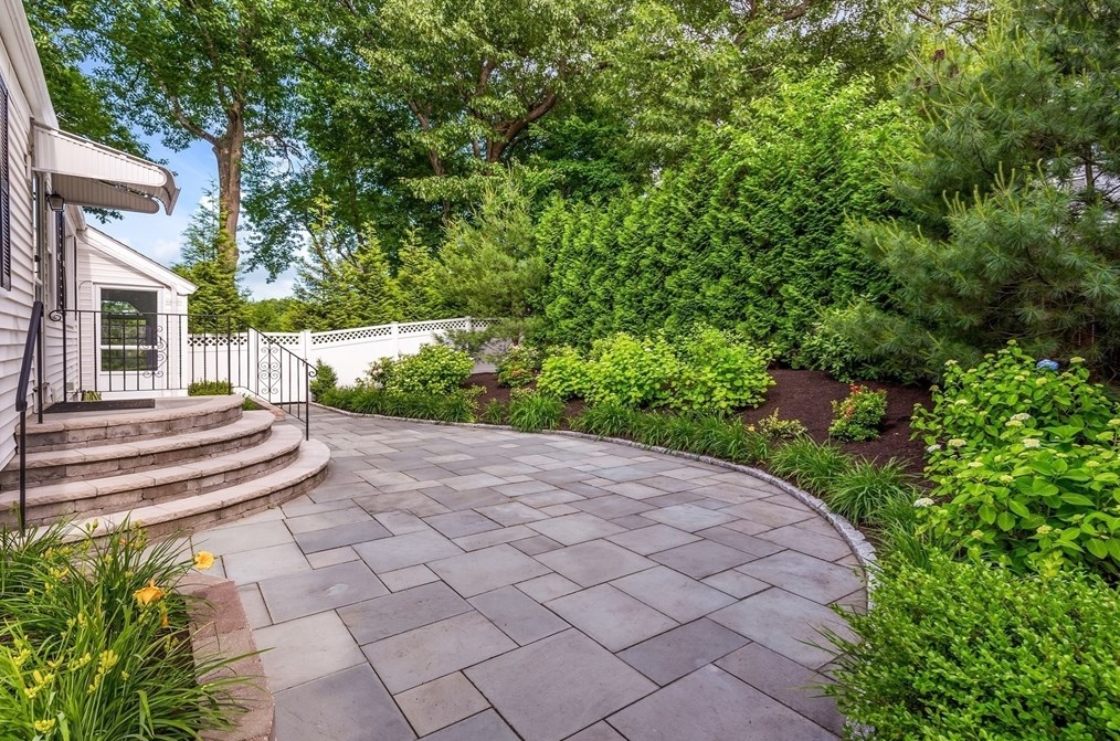 6 Robin Rd, Lynnfield MA 01940-2248 exterior