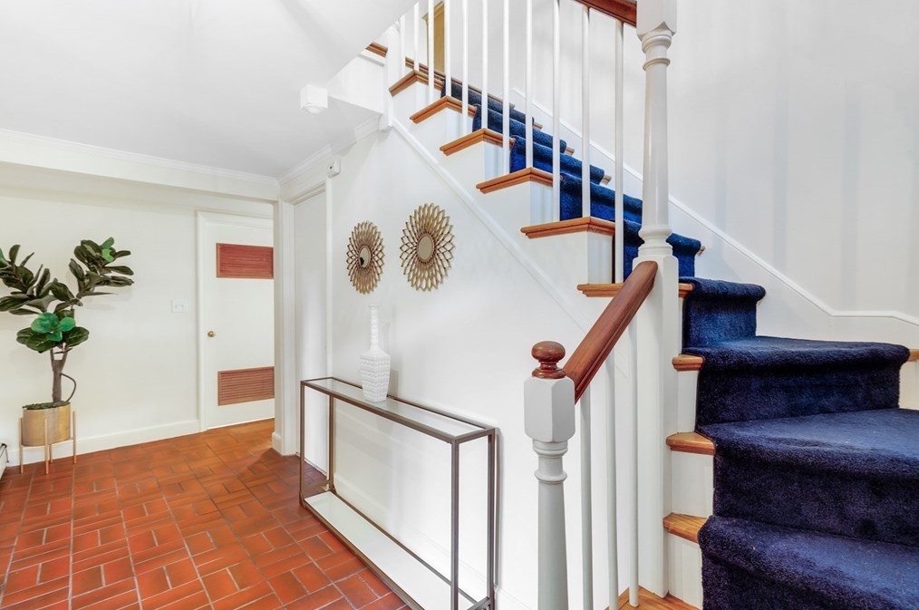 6 Robin Rd, Lynnfield MA 01940-2248 exterior