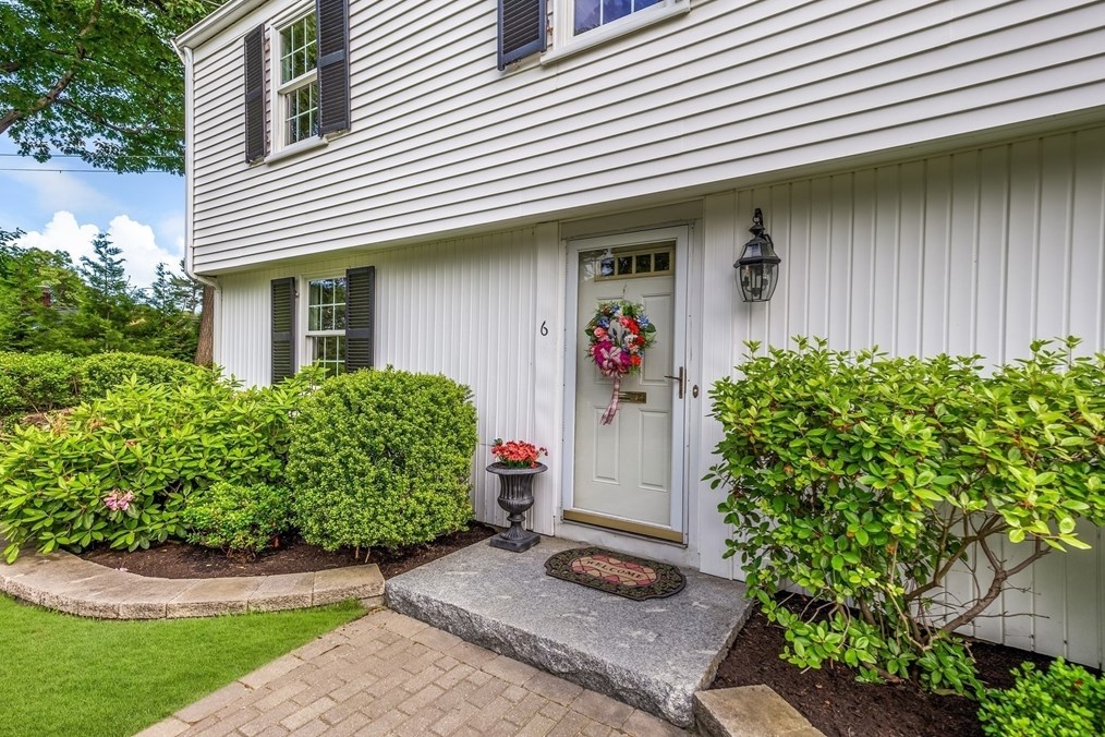 6 Robin Rd, Lynnfield MA 01940-2248 exterior