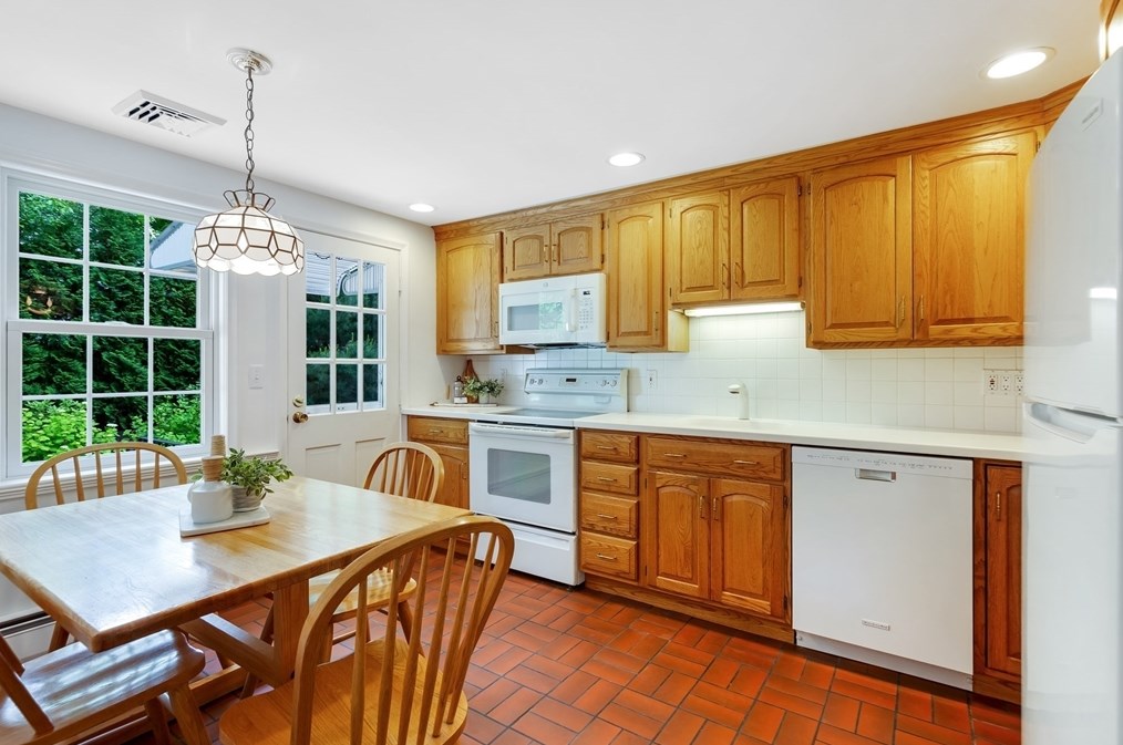 6 Robin Rd, Lynnfield MA 01940-2248 exterior