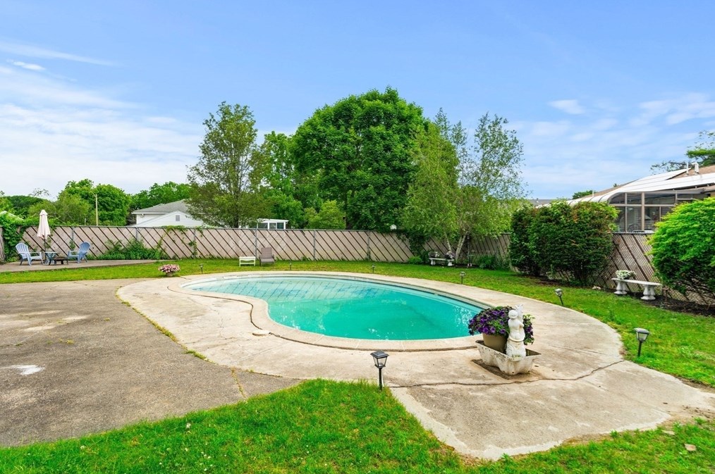 1 Morningside Dr, Woburn MA 01801-5428 exterior