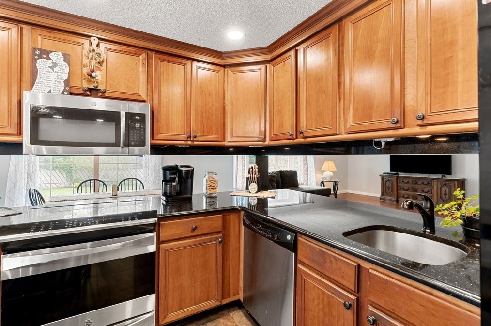 1 Morningside Dr, Woburn MA 01801-5428 exterior