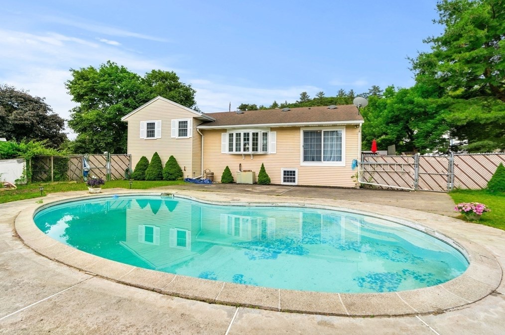 1 Morningside Dr, Woburn MA 01801-5428 exterior